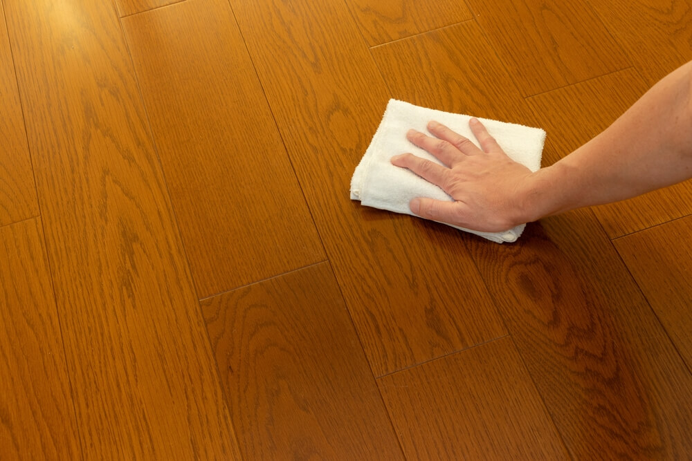 เช็ดพื้นไม้