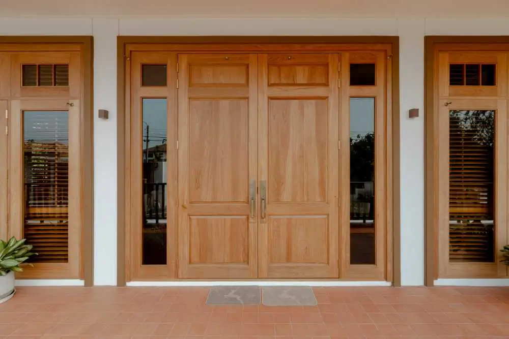 ประตูไม้บานคู่